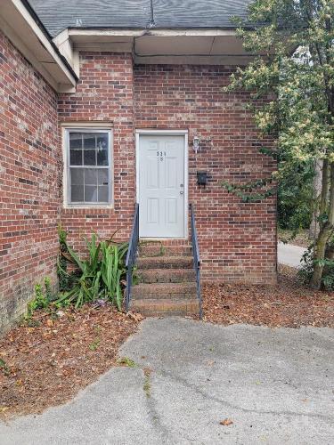 331 North Main St. Apt. B Statesboro, GA 30458 (1 Bed/1 Bath) MAY RENTAL